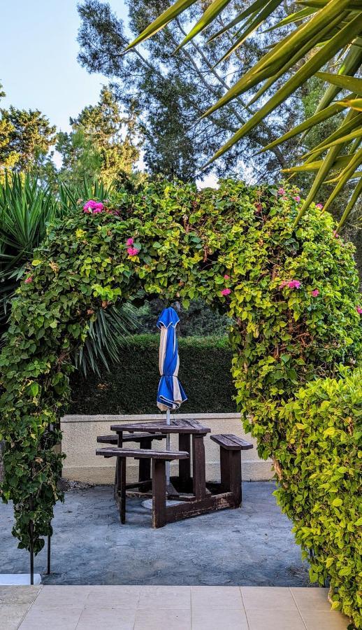 Stylish Garden Apartment At Paphos Harbour Exterior photo